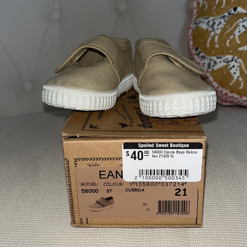 Cienta Velcro beige sneakers size 5